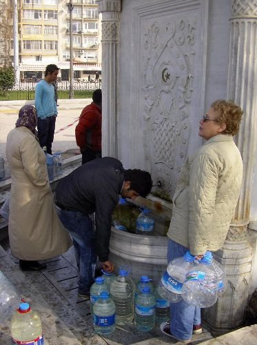 Susuz Kalan Bandırma'da Vatandaşlar Çeşmelere Akın Etti