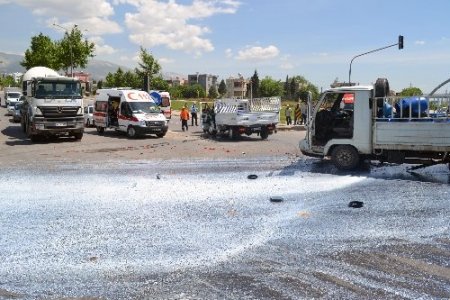 Süt yüklü kamyonet kaza yaptı, süt yola döküldü