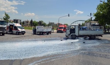 Süt yüklü kamyonet kaza yaptı, süt yola döküldü