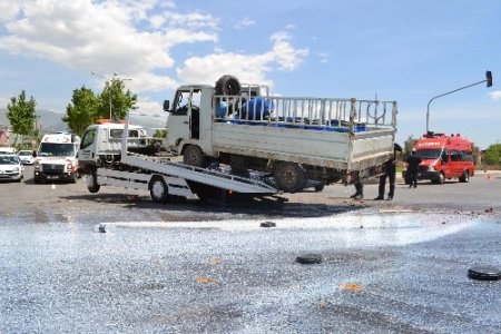 Süt yüklü kamyonet kaza yaptı, süt yola döküldü