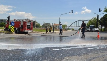 Süt yüklü kamyonet kaza yaptı, süt yola döküldü
