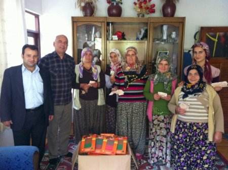 Sydv’nın Eğittiği Köylü Kadınların Yaptığı Şal Ve Fular Toptan Satılıyor