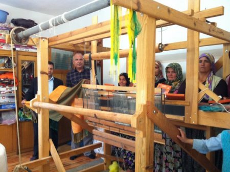 Sydv’nın Eğittiği Köylü Kadınların Yaptığı Şal Ve Fular Toptan Satılıyor