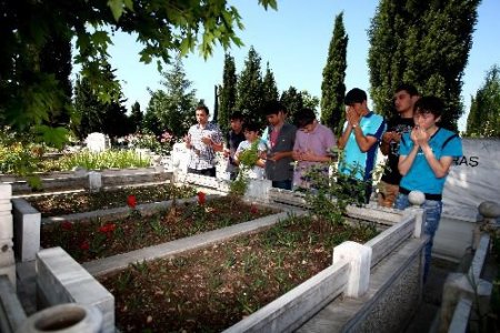 Tacik Öğrenciler Hacı Kemal Erimez'i Mezarı Başında Andı