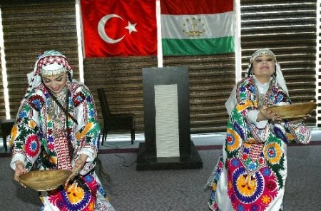 Taciklerin Nevruz kutlaması renkli görüntülere sahne oldu