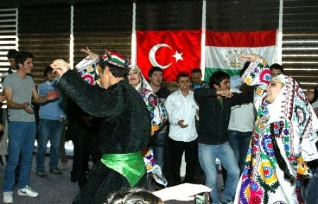 Taciklerin Nevruz kutlaması renkli görüntülere sahne oldu