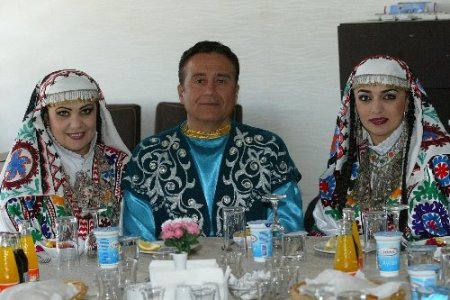 Taciklerin Nevruz kutlaması renkli görüntülere sahne oldu