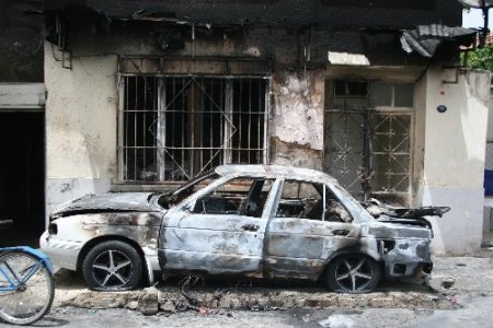 Taciz iddiası yüzünden arabasını ve evini yaktılar