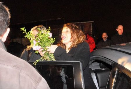 Tahliye Edilen Duruoğlu Çiçeklerle Karşılandı