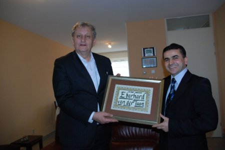 Taht değişim törenine sponsor arıyorlar