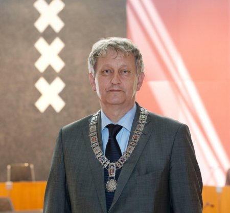 Taht değişim törenine sponsor arıyorlar