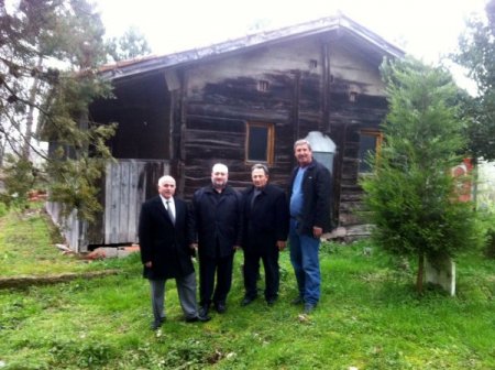 Tahta çivilerle yapılan bin yıllık ahşap camii ilgi görüyor