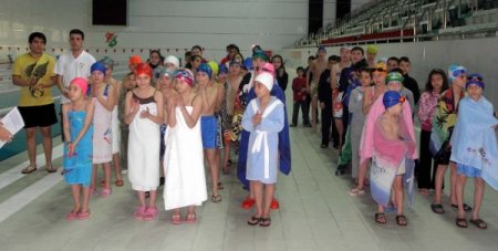 Takdir belgesi alan öğrenciler havuzla ödüllendiriliyor