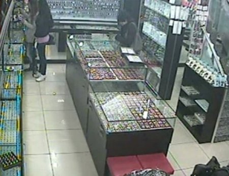 Takı Malzemeleri Çalan Kızlar Güvenlik Kamerasına Yakalandı
