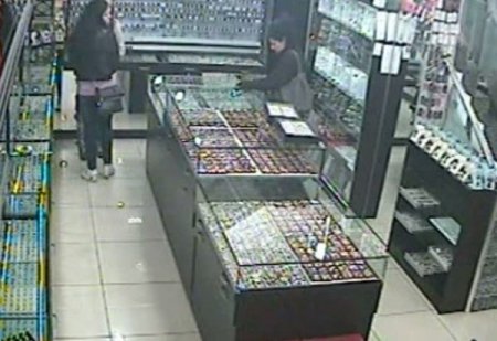 Takı Malzemeleri Çalan Kızlar Güvenlik Kamerasına Yakalandı