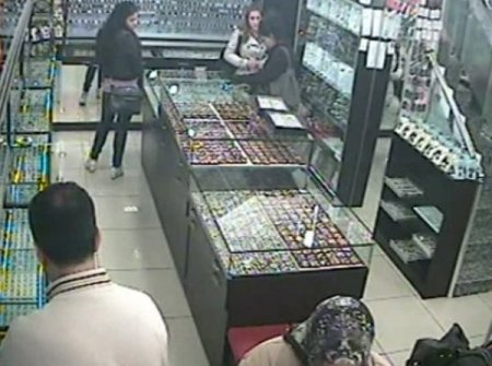 Takı Malzemeleri Çalan Kızlar Güvenlik Kamerasına Yakalandı