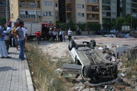 Takla Atan Arabada Sıkışan Sürücü Yaralandı