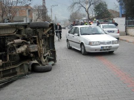 Takla Atan Araç, Yol Kenarındaki Evin Demir Kapısına Çarparak Durabildi