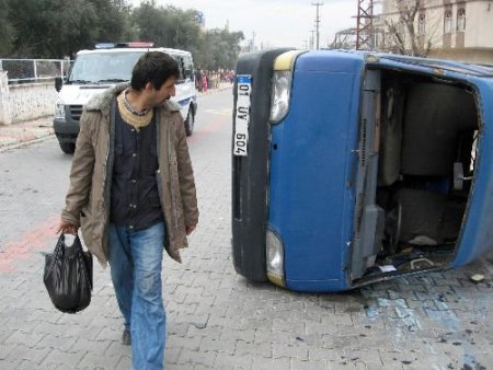 Takla Atan Araç, Yol Kenarındaki Evin Demir Kapısına Çarparak Durabildi
