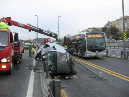 Takla atan araç metrobüs yoluna girdi (özel)