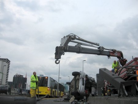 Takla atan araç metrobüs yoluna girdi (özel)