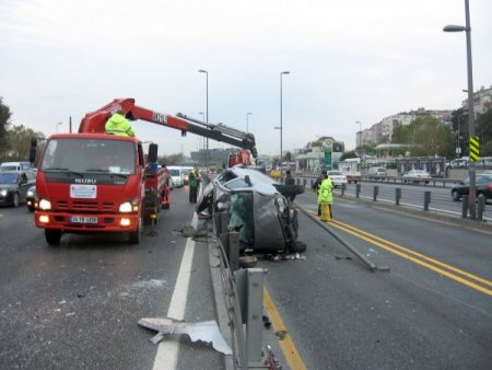 Takla atan araç metrobüs yoluna girdi (özel)