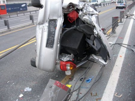 Takla atan araç metrobüs yoluna girdi (özel)
