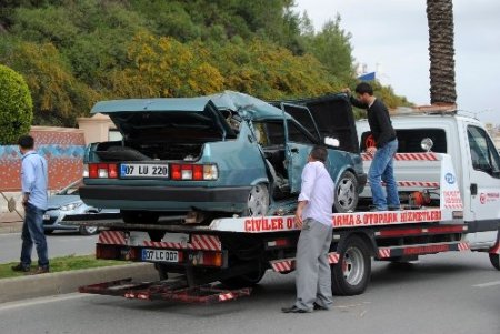 Takla atan araç palmiye ağacına çarparak durdu