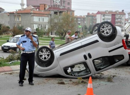Takla atan aracın sürücüsü kazayı ucuz atlattı