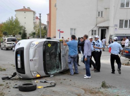 Takla atan aracın sürücüsü kazayı ucuz atlattı