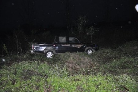 Takla atan kamyonetin sürücüsü yaralandı