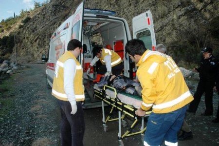 Takla Atan Otomobil, Elektrik Direğine Çarparak Durdu: 2 Yaralı