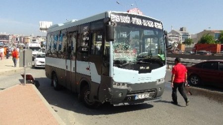 Takla atan otomobil bariyerlerde asılı kaldı