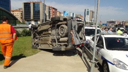 Takla atan otomobil bariyerlerde asılı kaldı