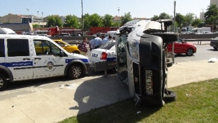 Takla atan otomobil bariyerlerde asılı kaldı