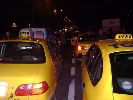 Taksiciler İbrahim Tatlıses’e Yapılan Silahlı Saldırıyı Protesto Etti