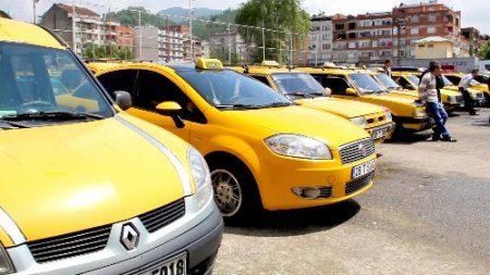 Taksiciler 'korsan' protesto etti