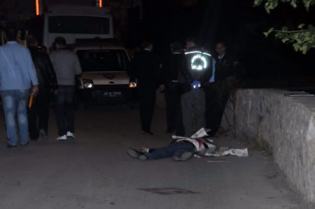Taksiciyi öldürüp aracını gasp ettiler