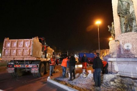 Taksim Atatürk Anıtı Çevresindeki Çakıl Taşları Kaldırıldı