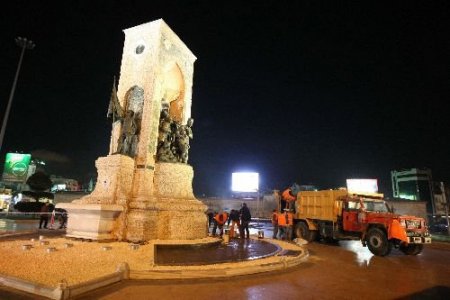 Taksim Atatürk Anıtı Çevresindeki Çakıl Taşları Kaldırıldı