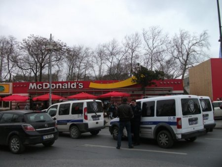 Taksim Mc Donalds’ta Canlı Bomba Paniği
