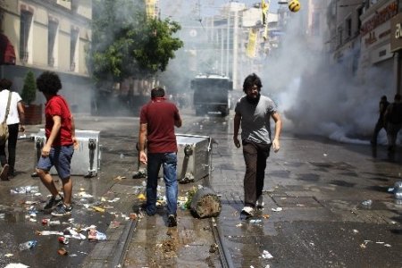 Taksim Meydanı polis müdahalesiyle savaş alanına döndü