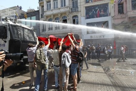 Taksim Meydanı polis müdahalesiyle savaş alanına döndü