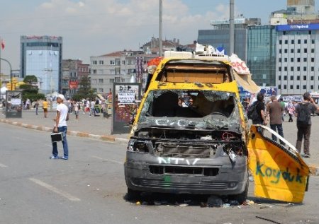 Taksim Meydanı'nda basın mensuplarına kimlik kontrolü