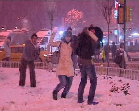 Taksim Meydanı'nda Doyasıya Kartopu Oynadılar