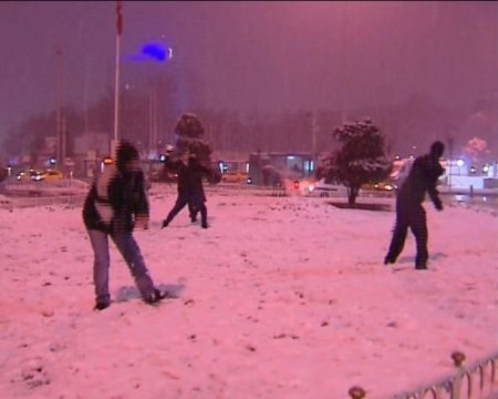 Taksim Meydanı'nda Doyasıya Kartopu Oynadılar