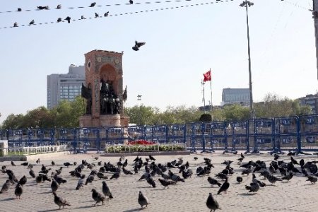 Taksim Meydanı’nda durakların camları söküldü