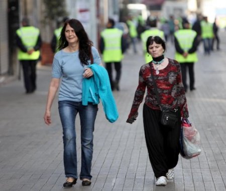 Taksim Meydanı’nda durakların camları söküldü