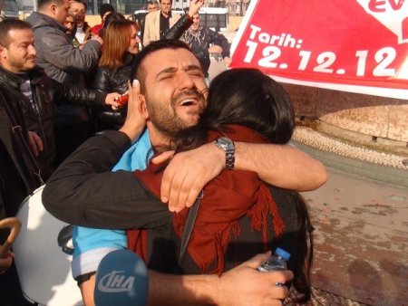 Taksim Meydanı’nda pankartlı evlenme teklifi