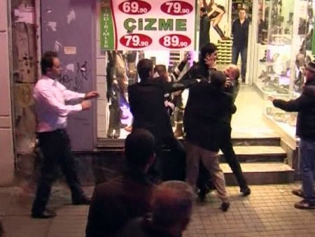 Taksim Meydanı’nda Yumruklar Havada Uçuştu